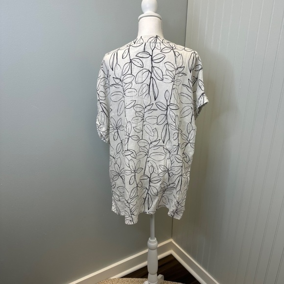 Cynthia Rowley White Floral 100% Linen v-neck Botton down size 1X - Picture 2 of 8